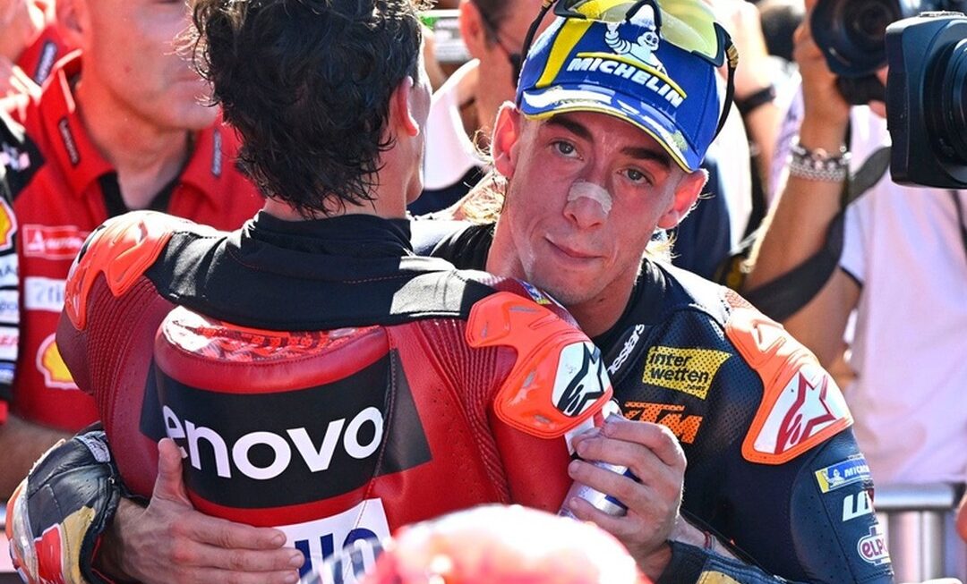 أكوستا يحتفل بأول فوز له في MotoGP، ماركيز: هو بالفعل في معركة اللقب