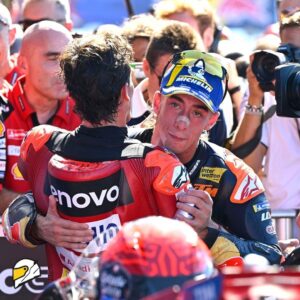 أكوستا يحتفل بأول فوز له في MotoGP، ماركيز: هو بالفعل في معركة اللقب